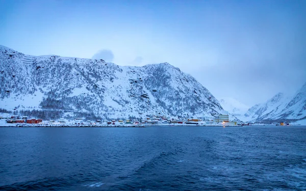 ノルウェー北部の小さな村オクスフィヨルドの港周辺の素晴らしい冬の不思議の国 — ストック写真