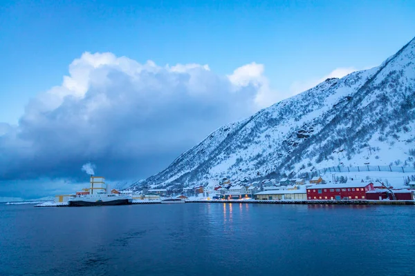 ノルウェー北部の小さな村オクスフィヨルドの港周辺の素晴らしい冬の不思議の国 — ストック写真