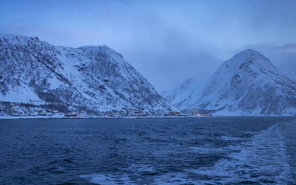 ノルウェー北部の小さな村オクスフィヨルドの港周辺の寒い冬の不思議の国 — ストック写真