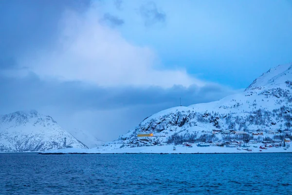 ノルウェー北部の小さな村オクスフィヨルドの港周辺の寒い冬の不思議の国 — ストック写真