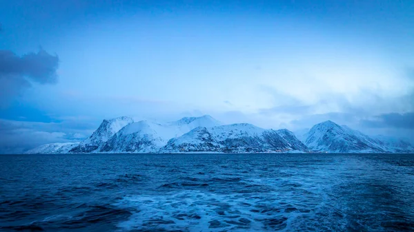 Kuzey Norveç Oksfjord Adlı Küçük Bir Köyün Limanı Etrafında Soğuk — Stok fotoğraf