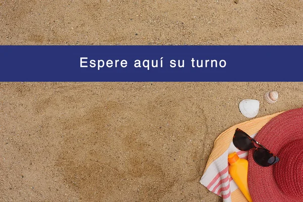 모래로 문제의 사회적 거리의 스페인어로 텍스트 당신의 차례를 기다려 — 스톡 사진