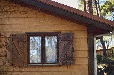 Ahşap kepenkli bungalov penceresi