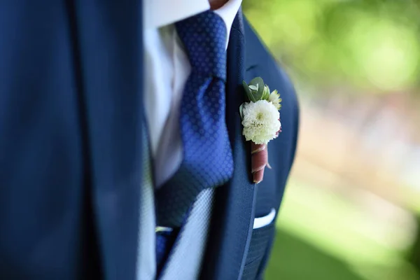 Kwiaciarnia Męskim Garniturze Przed Ślubem Świeżym Powietrzu Skupienie Selektywne — Zdjęcie stockowe