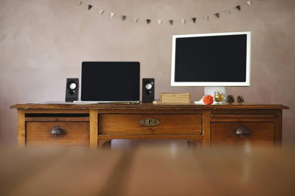 带有旧木桌 屏风和手提电脑的创意办公室 — 图库照片