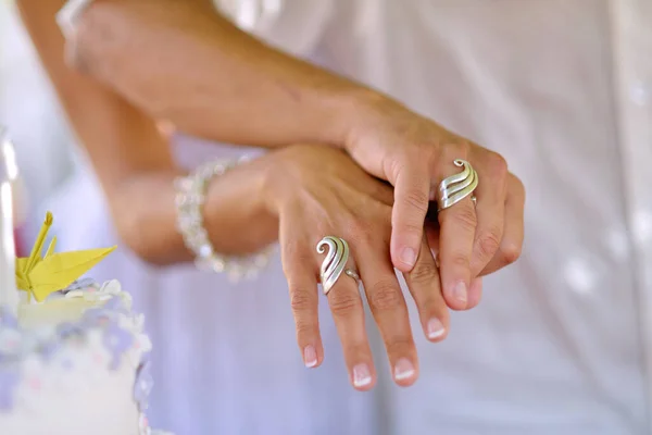 Divertidos Anillos Boda Hechos Con Tenedores Las Manos Una Pareja — Foto de Stock