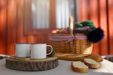 Bungalovda iki kişilik çay fincanı ile kış hafta sonu.