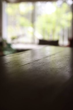 İçişleri odasında Bokeh olan ahşap masa ve karanlık arka plan..