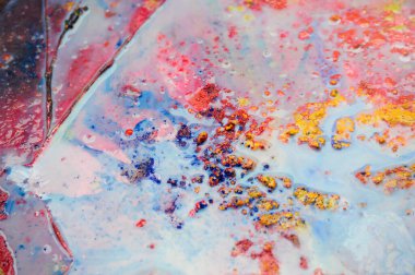 Suda yüzen renkli pigmentler.