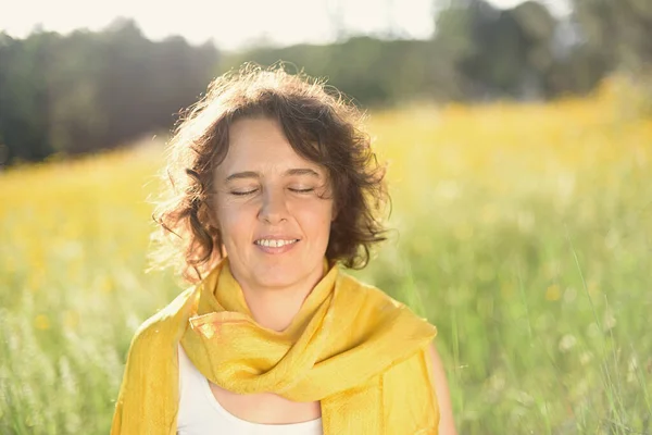 Sarı meditasyonun güçlü güneş ışığıyla mutlu portresi.