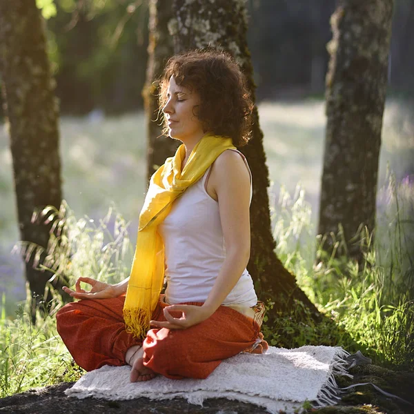 Young Woman Meditating Trees Sunset Forest — Stock Photo, Image