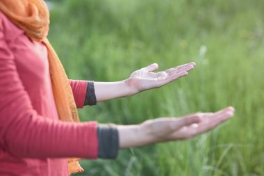 Meditasyonda avuçların ayrıntıları.