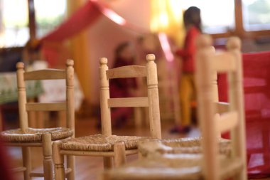 Çocuklar için ahşap bir mutfakta Walrdorf pedagoji bebeği.