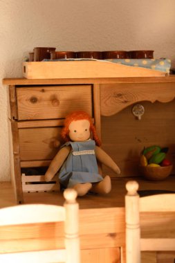 Çocuklar için ahşap bir mutfakta Walrdorf pedagoji bebeği.