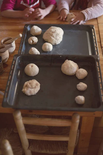 Çocuklar tarafından yapılan ekmek hamurlu fırın tepsileri..