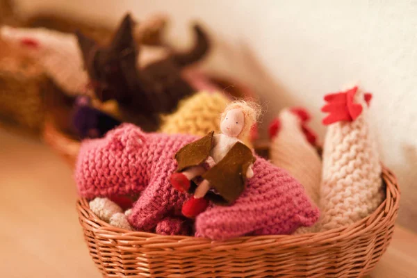 Renkli yün bebekli sepetler Waldorf.