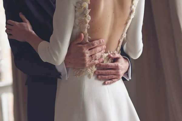 Hermoso Detalle Del Abrazo Una Pareja Casada Con Las Manos — Foto de Stock