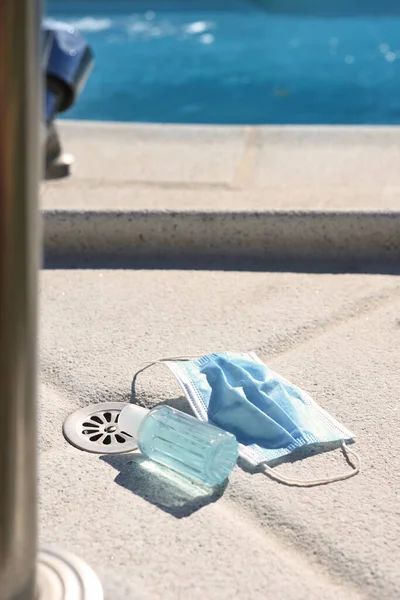 Douche Piscine Conforme Aux Normes Sécurité Avec Gel Hydroalcoolique Masque — Photo