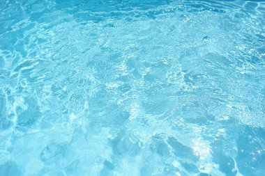Havuzda klor bulunan mavi su dokusu..