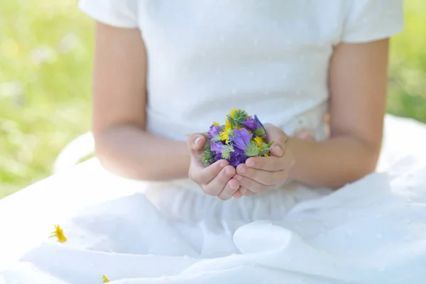 Las Manos Una Niña Llenas Flores Silvestres Vestidas Para Comunión —  Fotos de Stock