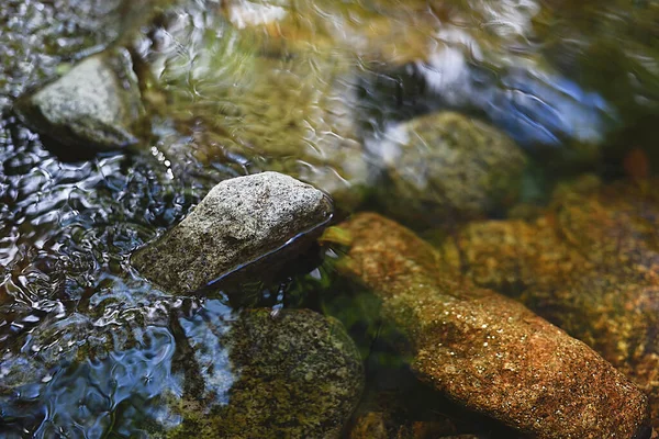 Água Montanha Clara Com Pedras Reflexões Abordagem Selectiva — Fotografia de Stock