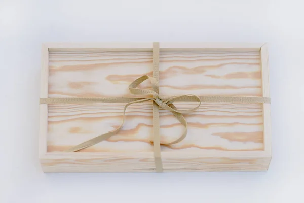 Natürliche Holzkiste Mit Kordel Auf Weißem Hintergrund — Stockfoto