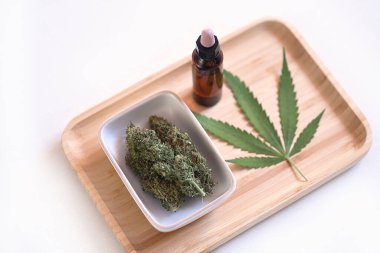 Marihuana yaprağı ve tomurcuklarıyla tıbbi kullanım için CBD yağı.