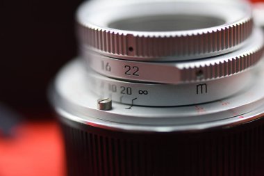 Detaylı düzlemde 22 diyaframlı antika lens.