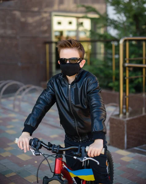 Junge Lederjacke Mit Schwarzer Hygienemaske Auf Dem Hof Schwarze Sonnenbrille — Stockfoto