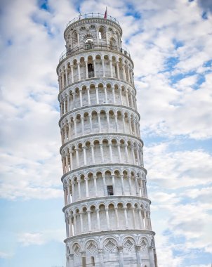 Meşhur Eğik Kule ve Kubbe. Düşen kulenin mimari güzelliğinin alt görüntüsü.