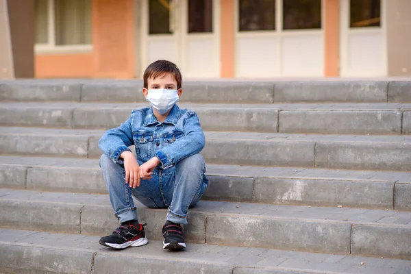 Schoolboy Protective Mask Sits Stairs Outdoors Schoolyard Pandemic Coronavirus 2020 — Stock Photo, Image
