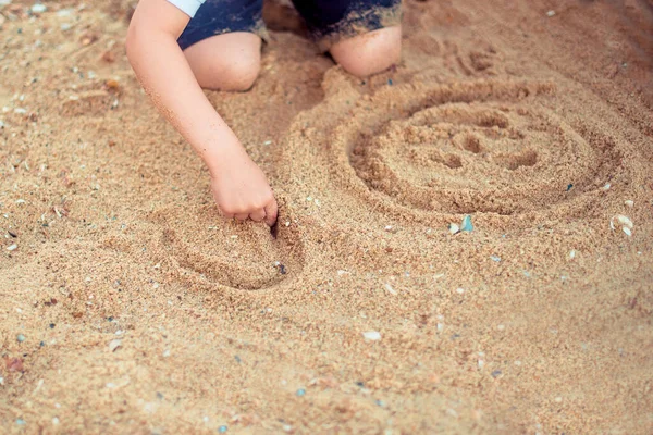 Kid Hand Tekening Het Zand Aan Kust Bovenaanzicht Kopieer Ruimte — Stockfoto