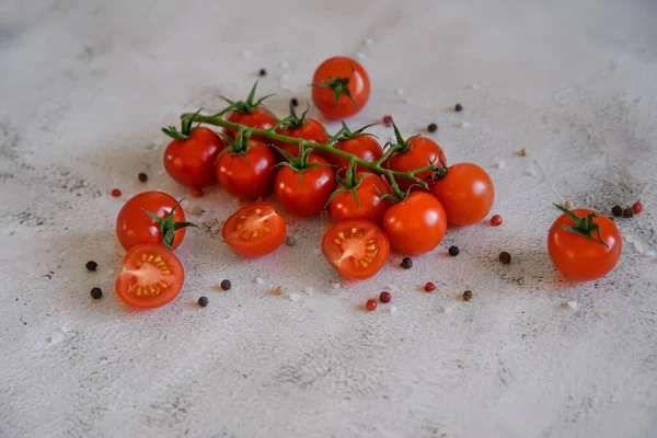 Una Ramita Fresca Tomates Cherry Maduros Junto Los Tomates Cortados — Foto de Stock