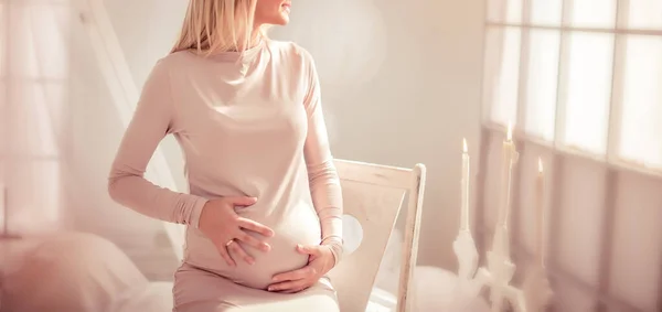 Glimlachend Slank Zwanger Meisje Zit Een Vintage Stoel Licht Nauwsluitende — Stockfoto