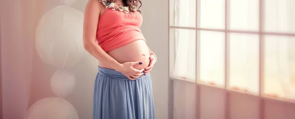 Zwangere Vrouw Blauwe Rok Roze Shirt Raakt Haar Zwangere Buik — Stockfoto