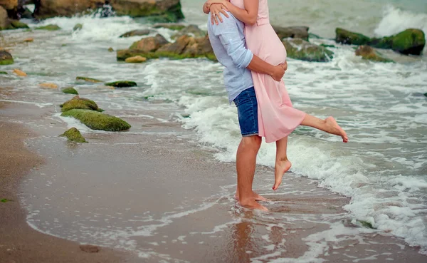 Adam Kızı Kumsalda Kollarında Tutuyor Islak Kumda Çıplak Ayakla Deniz — Stok fotoğraf