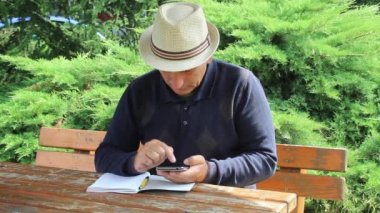 Orta Çağ Adamı Not Defterinden Akıllı Telefonuna Bir Şey Yazıyor