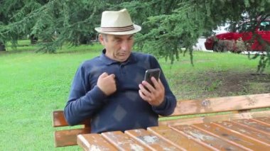 İnternetteki Akıllı Telefon Konuşması sırasında Orta Çağ Adamı Bir Şey İhmal Ediyor