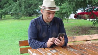 Smartphone 'da görülen Korkunç Haberlere Orta Çağ Erkeğinin Tepkisi