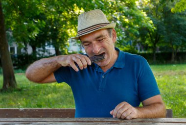 Orta Çağ Adamı Öfkeyle Akıllı Telefonunu Isırdı
