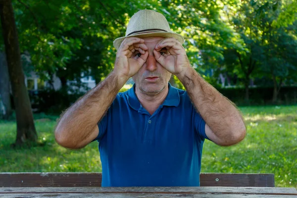 Hombre Mediana Edad Mirando Distancia Usando Prismáticos Formados Por Sus — Foto de Stock