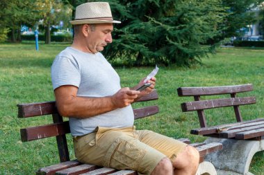 Orta Çağ Adamı Bir Elde Akıllı Telefon ve İkinci Kağıtları Tutarken Kağıttan Akıllı Telefona Bir Şey Yazıyor