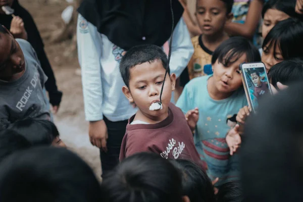 インドネシアのPurbalingga 2018年8月13日 独立記念日を祝うためにクラッカーを食べる子供たち — ストック写真