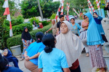 Purbalingga, Endonezya - 4 Ağustos 2019: Anneler bağımsızlık gününü kutlamak için yarışıyor