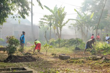 Purbalingga, Endonezya - 28 Nisan 2019: Ziarah veya ziyaret eden ataların mezarlığı genellikle Endonezya 'da Ramadhan' dan önce yapar. İnsanlar mezarlığı çimlerden temizler, bazıları orayı yakar..