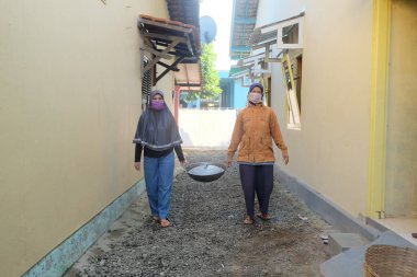 Purbalingga, Endonezya - Juli 31 2020: Kadınlar Eidl ad üzerinde wok getirir