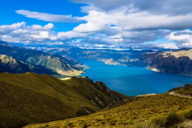 Çarpıcı Hawea Gölü manzarası Isthmus Tepesi Pisti 'nin tepesinden, Otago, Güney Adası, Yeni Zelanda