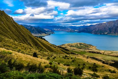 Isthmus Tepesi Pisti 'nin tepesinden nefes kesici Hawea Gölü manzarası, Otago, Güney Adası, Yeni Zelanda