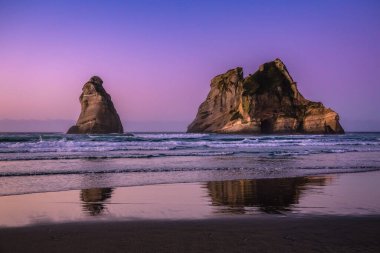 Wharariki Sahili, Golden Bay, Tasman, Güney Adası, Yeni Zelanda 'da Renkli Günbatımı