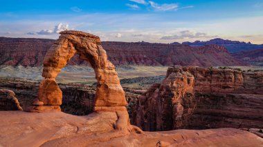 Hassas Kemer Yolu 'nun sonundaki Hassas Kemerin Renkli Güney Görünümü